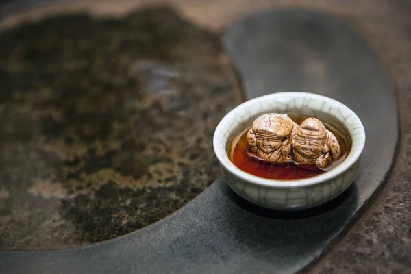 茶杯湿石料背景 — 图库照片