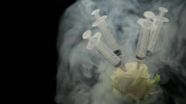 Çiçek şırıngası koyu arka plan HD görüntüsü çekiyor 