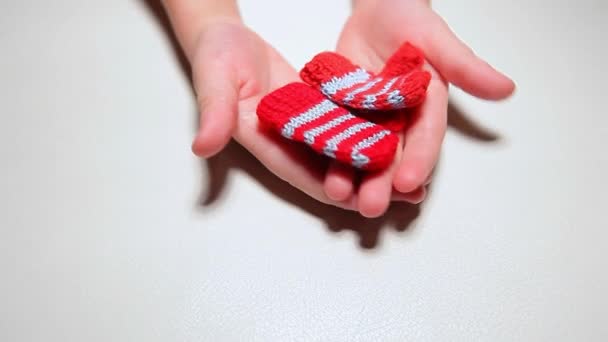 Niños Mano Guantes Lana Fondo Blanco Material Archivo — Vídeos de Stock