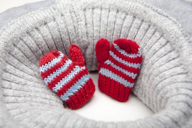 yün eldivenler eşarp beyaz arkaplan