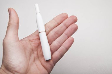 elektronik duman aygıtı el deri arka plan 