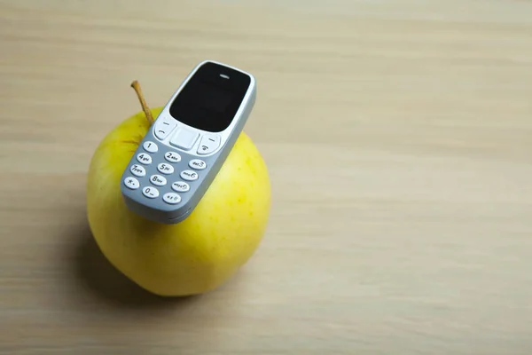 Telefon Komórkowy Jabłko Stół Tło — Zdjęcie stockowe