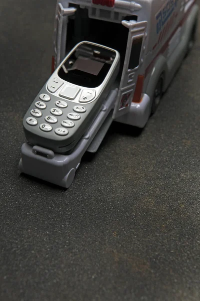 Telefon Komórkowy Zabawki Samochód Asfalt Tło — Zdjęcie stockowe