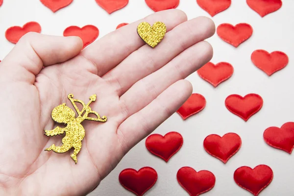 Guld Cupid Hjärta Hand Läder Bakgrund — Stockfoto