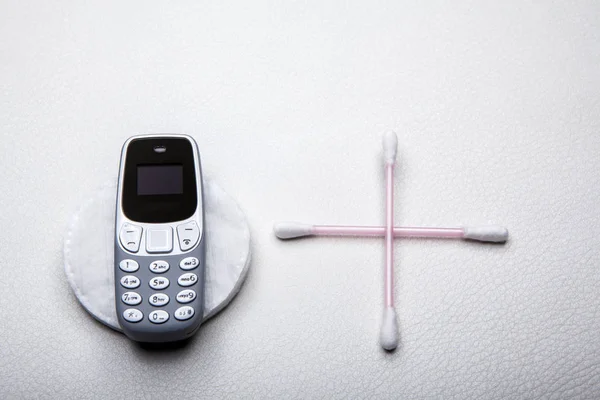 Telefon Komórkowy Ucho Kij Bawełna Dysk Skóra Tło — Zdjęcie stockowe