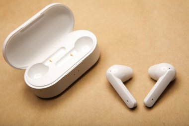 Kulaklık çantası parşömen kağıdı arkaplanı