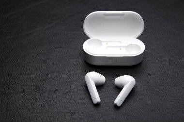 Kulaklık çantası koyu deri arka plan