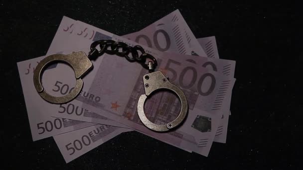 Eiserne Handschellen Geld Asphalt Hintergrund Filmmaterial — Stockvideo