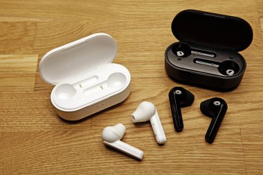 Kulaklıklar keskin ahşap masa arkaplanı