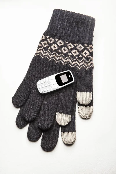 Winterhandschoenen Mobiele Telefoon Witte Achtergrond — Stockfoto