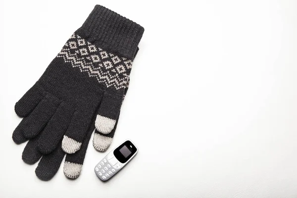 Winterhandschoenen Mobiele Telefoon Witte Achtergrond — Stockfoto