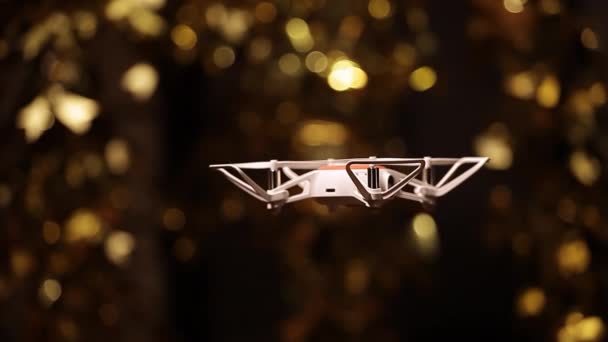 Quadcopter Guld Bokeh Mörk Bakgrund Film — Stockvideo