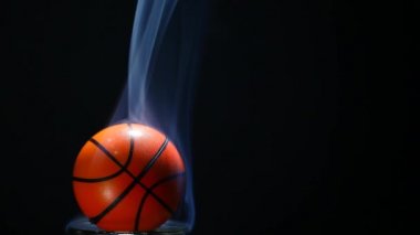 Basketbol dumanının karanlık arka plan görüntüleri 