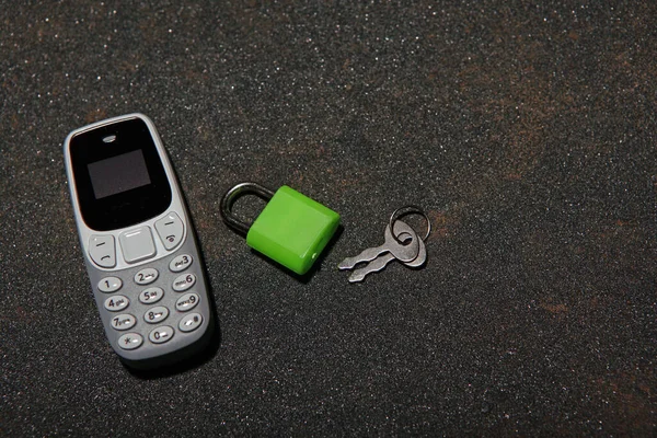Mobile Phone Lock Key Asphalt Background — Stock Photo, Image