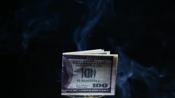 Πλάνα Από Χρήματα Καπνίζουν Σκούρο Φόντο — Αρχείο Βίντεο