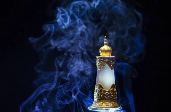 Glas Parfümflasche Rauch Dunkler Hintergrund — Stockfoto