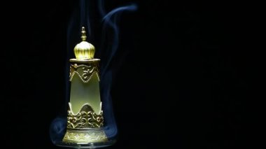 Cam parfüm şişesi koyu arka plan duman 