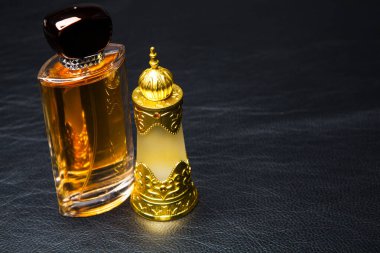 Cam parfüm şişesi koyu deri arka plan 