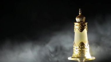 Cam parfüm şişesi koyu arka plan duman 