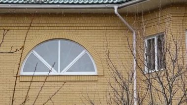 Ev penceresinin kar görüntüsü 