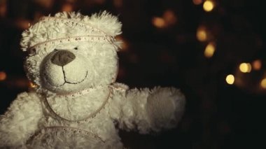 Oyuncak ayının yapım görüntülerinin santimetre koyu arkaplan