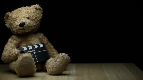 おもちゃのクマのクラッパーボードの映像 — ストック動画
