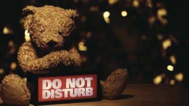 Oyuncak ayının karanlık arkaplan görüntüleri