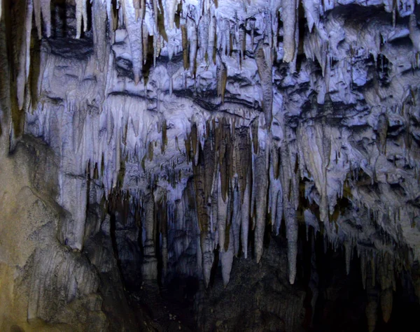 Stalaktiten im Hintergrundlicht in der Höhle — Stockfoto