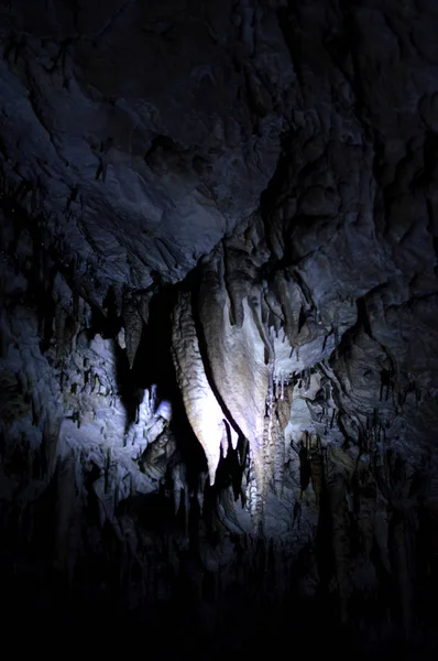 Podświetlenie stalagmity w jaskini — Zdjęcie stockowe