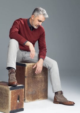 Modelo guapo canoso con barba posando