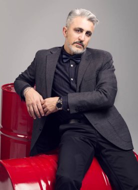 Modelo guapo  con barba seduciendo a la camara