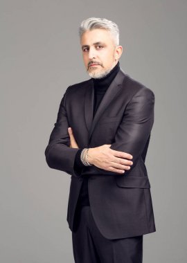 Hombre con barba elegante 