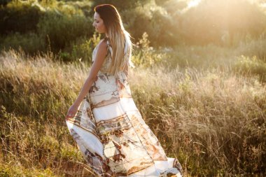 Tarladaki güzel kız.