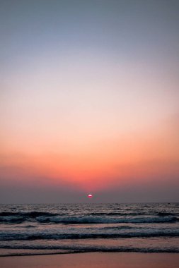 günbatımı okyanus üzerinde