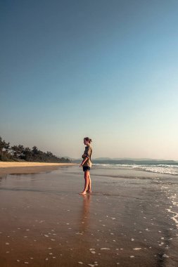 GIR duran bir kum kıyısında