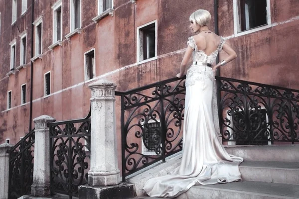 Blonde bride in venice — Stock Photo, Image