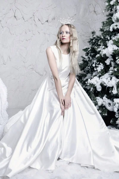 Królowa śniegu w białej sukni, w pokoju lodu — Zdjęcie stockowe