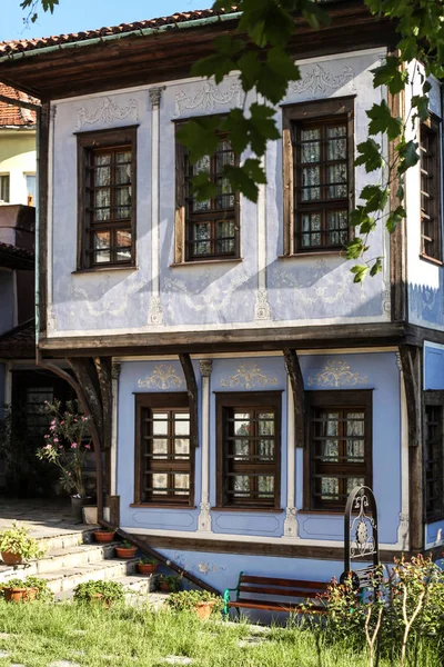Janelas da casa velha em Plovdiv, Bulgária — Fotografia de Stock