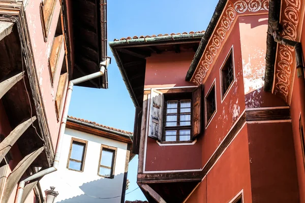 Vista de rua interessante de casas antigas em Plovdiv — Fotografia de Stock