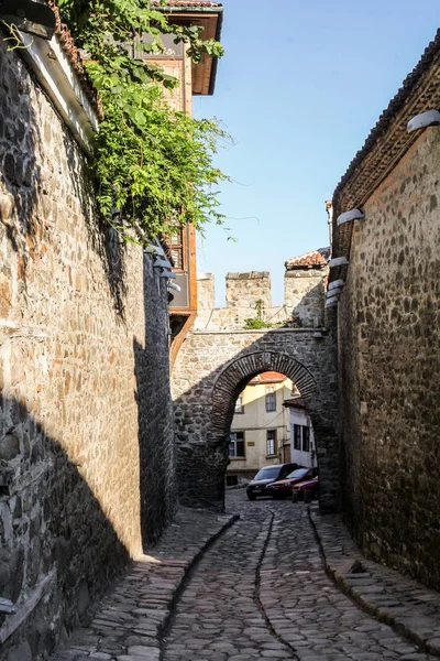 Arco em ruas da cidade velha Plovdiv, Bulgária — Fotografia de Stock