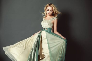 sarışın kadın muhteşem elbiseyle dans