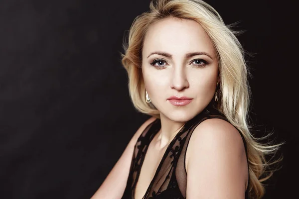 güzel sarışın bir kadın Portait kadar kapatın