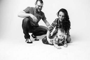 Anne, baba ve küçük çocuk oturan siyah beyaz portre