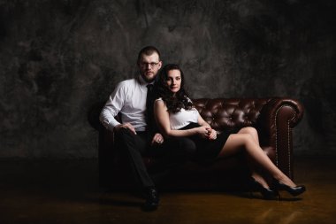 Güzel çift kanepede oturan