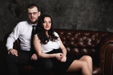 Güzel çift kanepede oturan