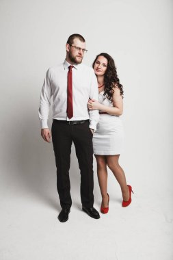 mutlu genç çift ayakta beyaz arka plan üzerinde
