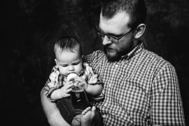 arayan genç Baba ve bebek oğlu