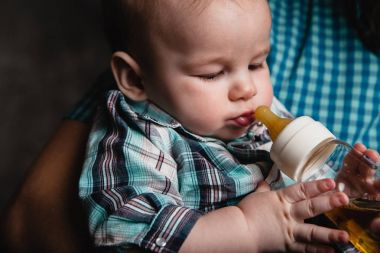 küçük çocuk şişeden yeme 