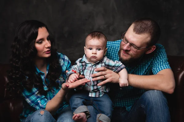 Neşeli mutlu aile erkek bir bebek ile