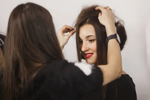 Maquiador fazendo penteado — Fotografia de Stock